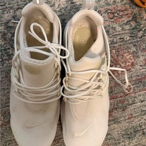 Nike men’s like new Cream Sneakers